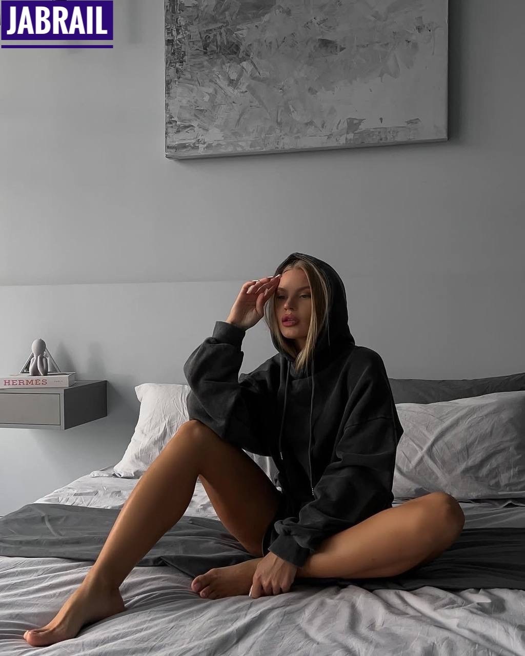 фотосессия модель,фотосессии идеи,девушка,толстовка оверсайз,фотосессия