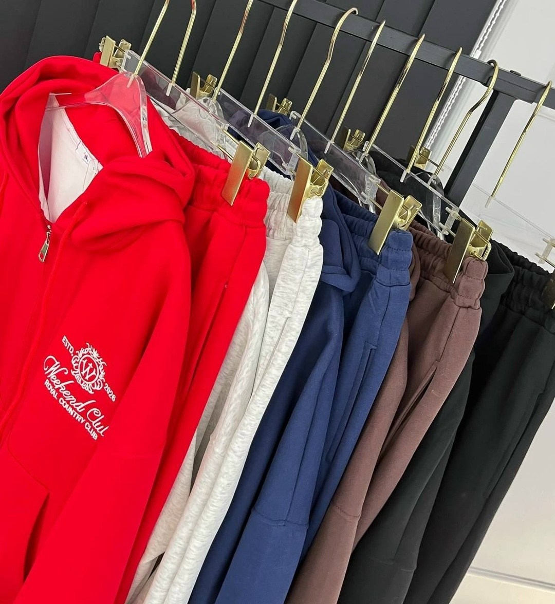 стильный спортивный костюм двойка miu miu,женский красный костюм miu miu,спортивный костюм,костюм женский,женские спортивные костюмы