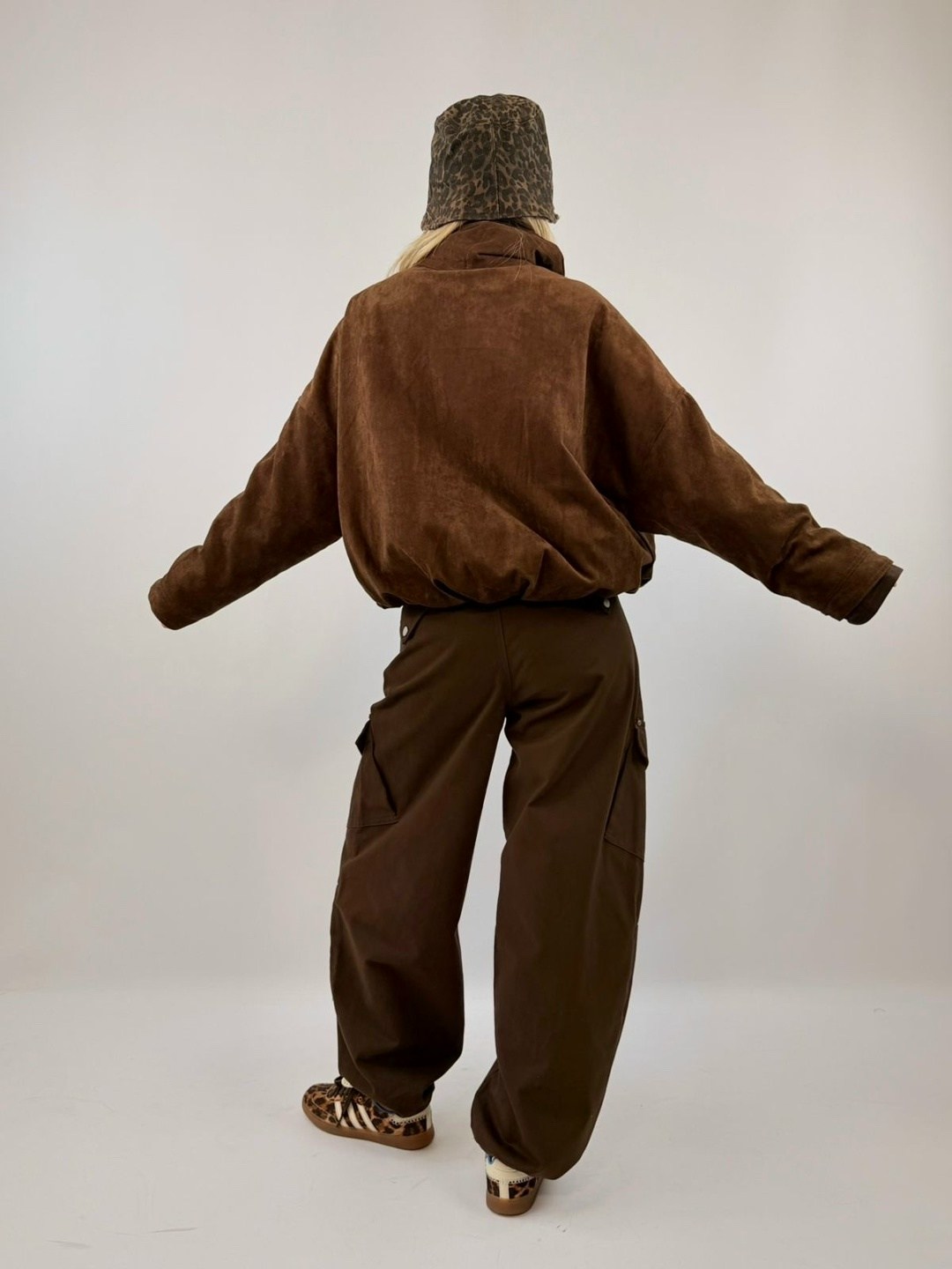 женская куртка бомбер из эко замши коричневого цвета,куртка оверсайз,замшевая куртка,женская куртка,куртка