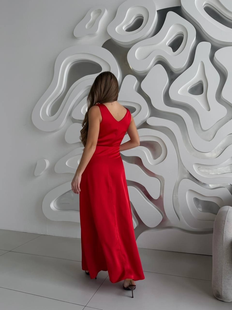 красное шелковое платье на бретельках,красное шелковое платье,красное шелковое платье на бретелях,красное платье комбинация,красное атласное платье на бретелях