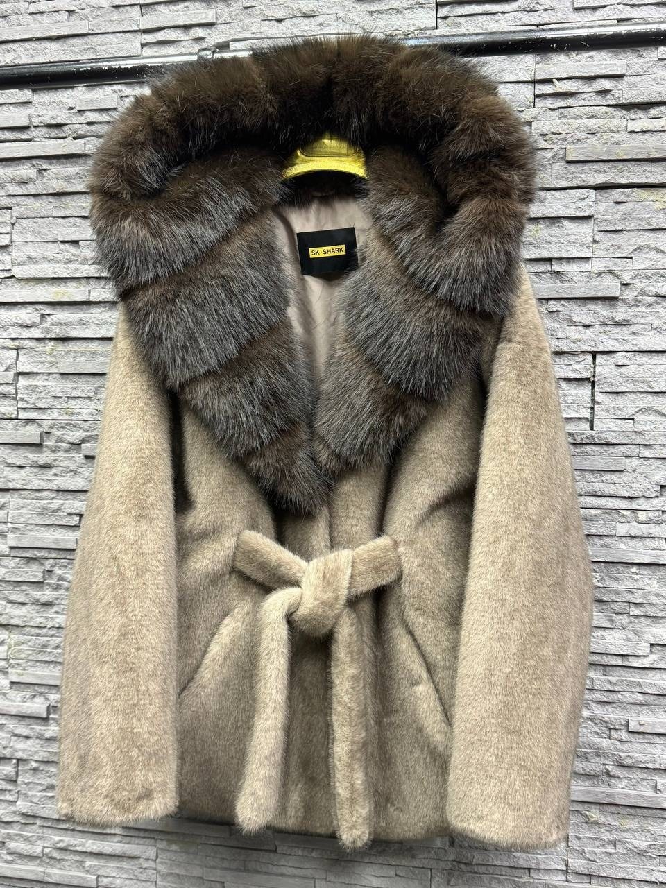 пальто с мехом,кашемировое пальто с натуральным мехом,шуба,женская шуба,шубка из меха европейской норки с капюшоном из меха песца