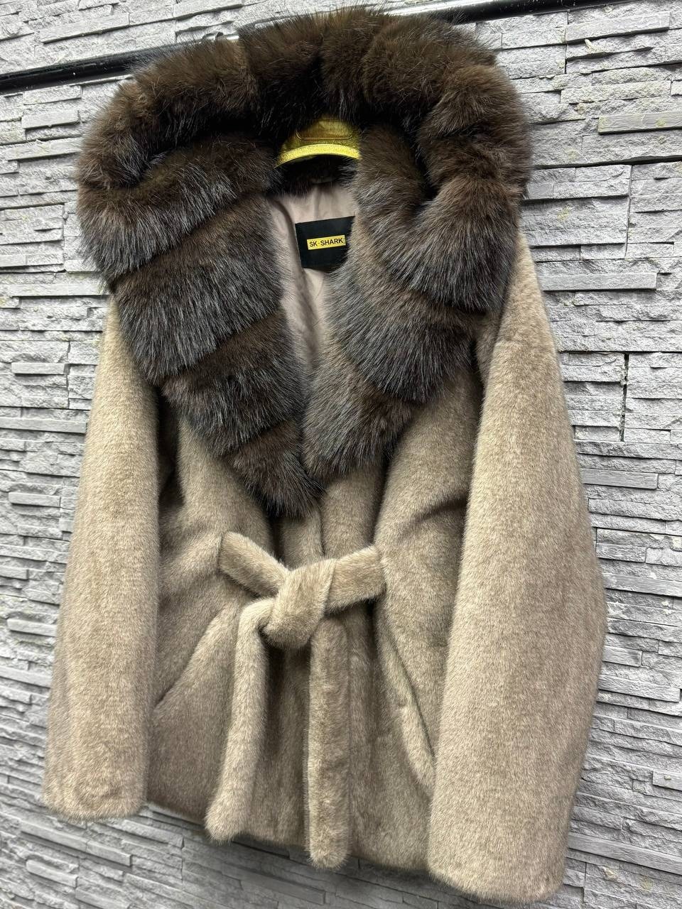пальто с мехом,кашемировое пальто с натуральным мехом,шуба,женская шуба,шубка из меха европейской норки с капюшоном из меха песца