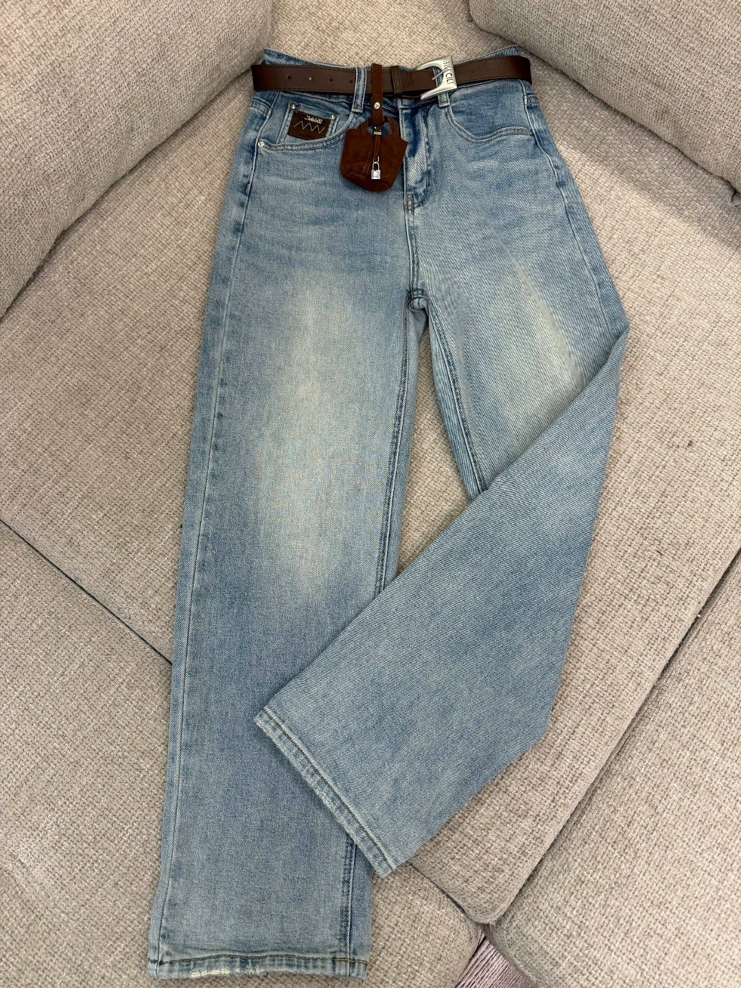 рубашка с джинсами,джинсы модные,женская рубашка,джинсы с рубашкой,джинсы женские