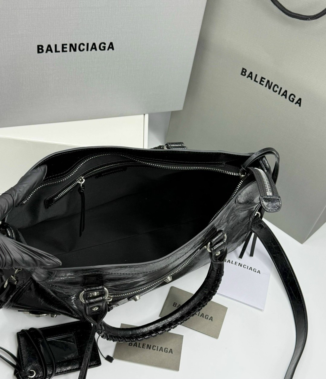 balenciaga balenciaga,женская сумка balenciaga classic черная,сумка balenciaga neo classic черный,сумка balenciaga,сумка balenciaga с зеркальцем большая