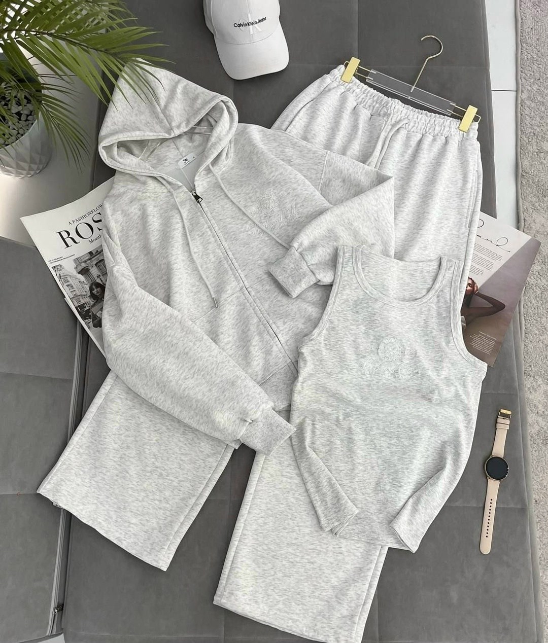 стильный спортивный костюм двойка miu miu,женский красный костюм miu miu,спортивный костюм,костюм женский,женские спортивные костюмы