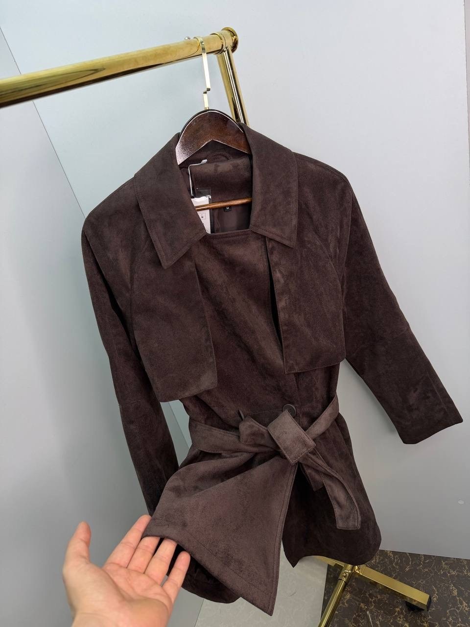 женский замшевый тренч the row коричневый,замшевый плащ,стильное пальто,замшевый тренч,классическая коричневая замшевая женская куртка с поясом