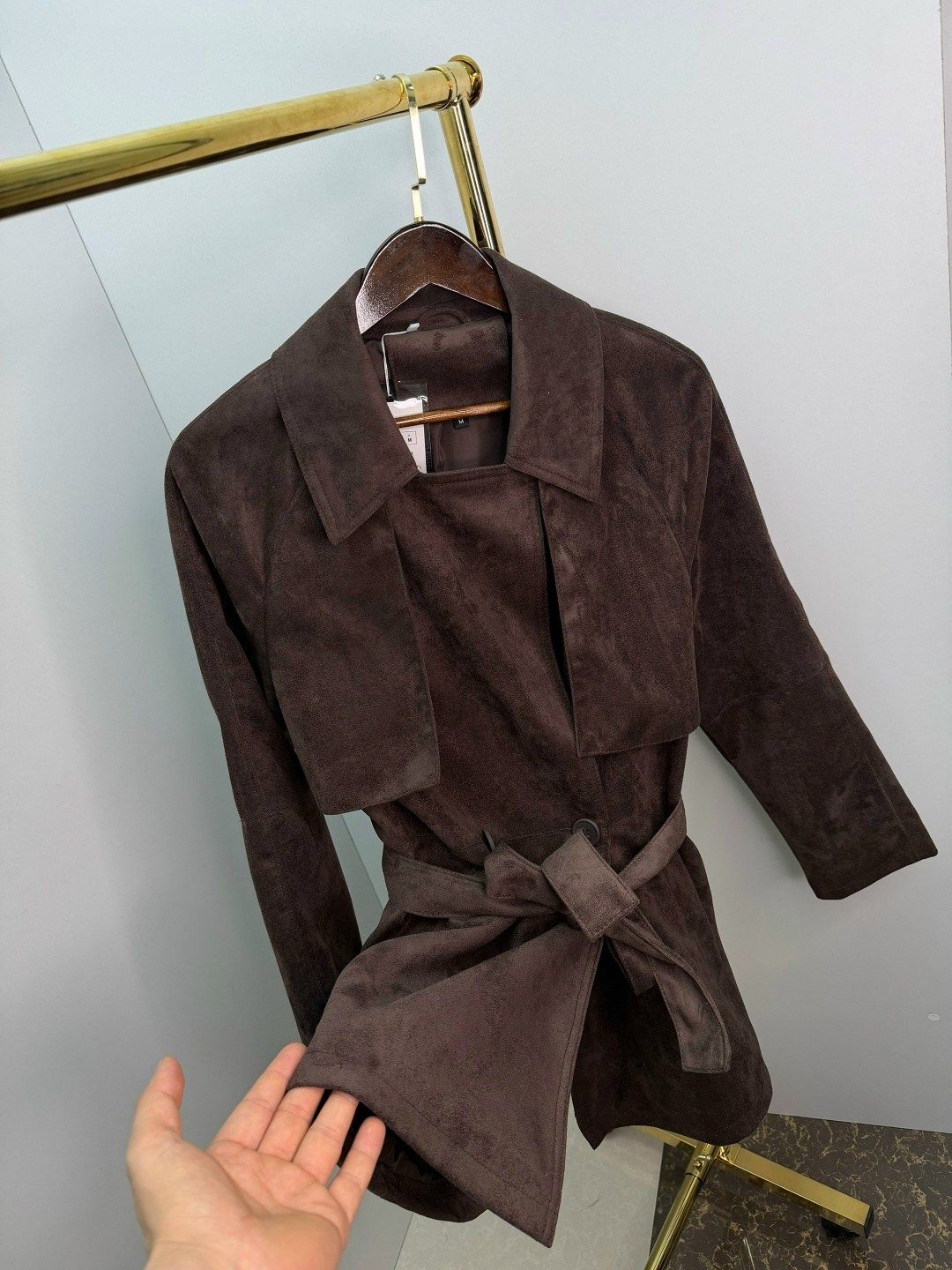 классическая коричневая замшевая женская куртка с поясом,женский замшевый тренч the row коричневый,замшевый тренч,стильное пальто,замшевый плащ