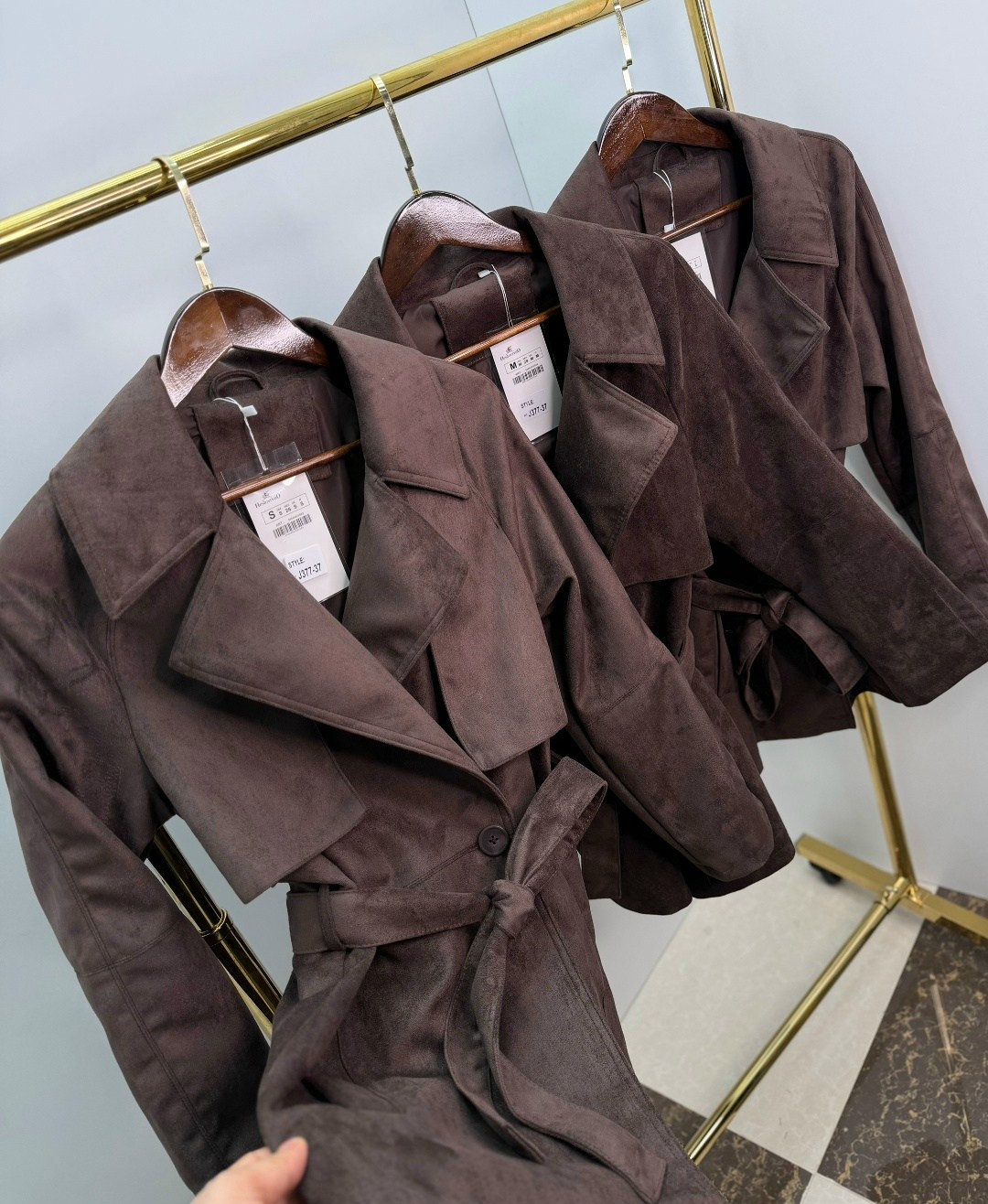 классическая коричневая замшевая женская куртка с поясом,женский замшевый тренч the row коричневый,замшевый тренч,стильное пальто,замшевый плащ