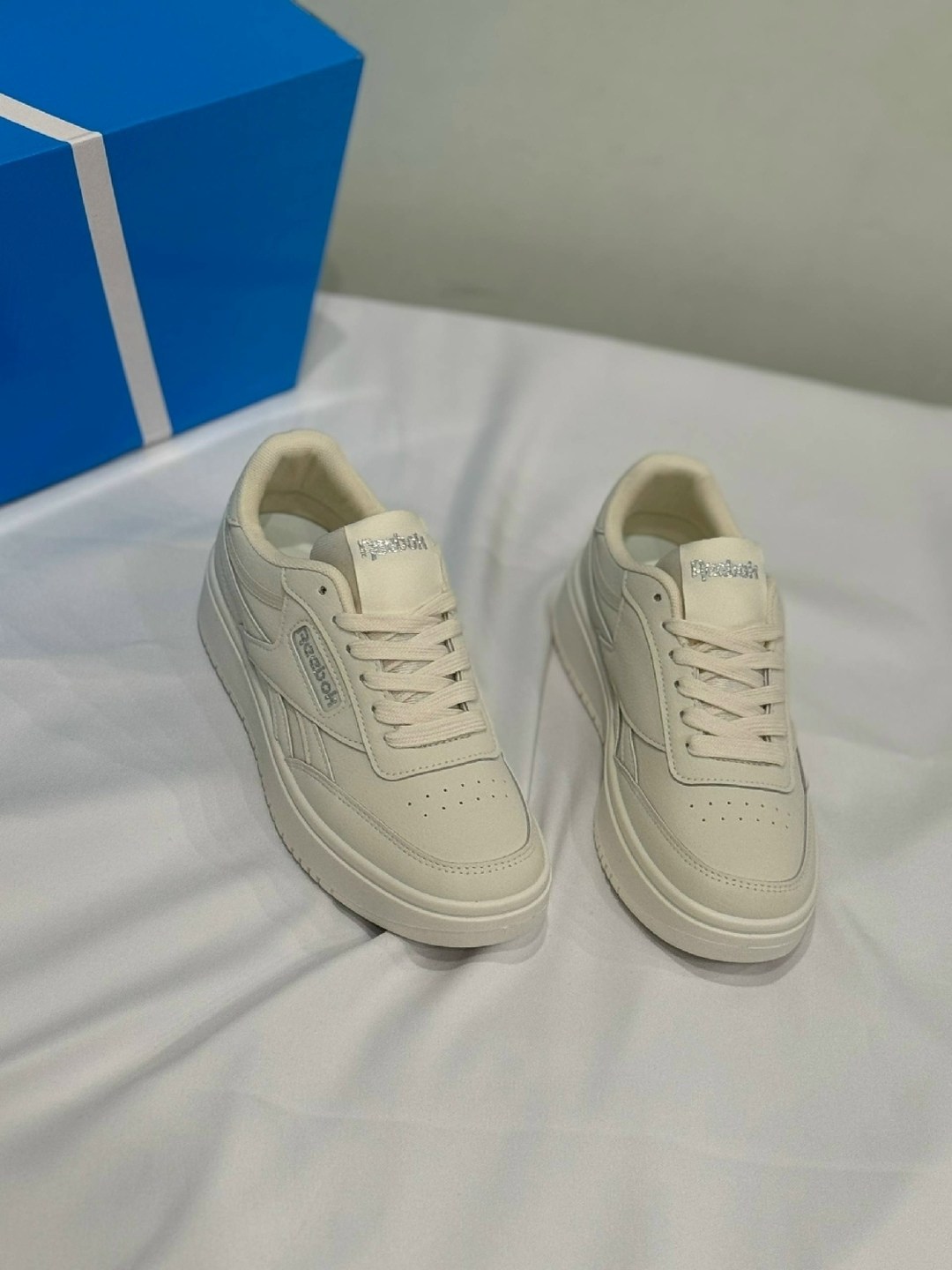 кроссовки reebok club c 85,reebok низкие кроссовки 'club c 85' в бежевый,кроссовки reebok,женские кроссовки reebok club c 85 v1 с классическим дизайном и прочной подошвой,кроссовки reebok club c