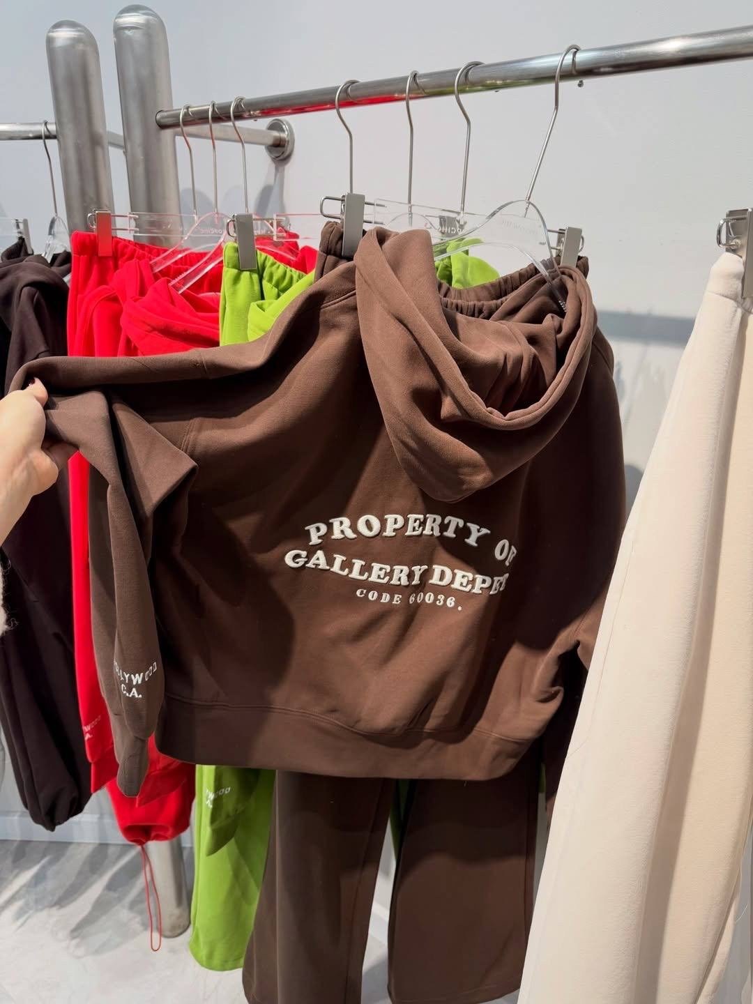 спортивные костюмы с широкими штанами,костюм для тренировки,женский костюм,спортивный костюм,модные наряды