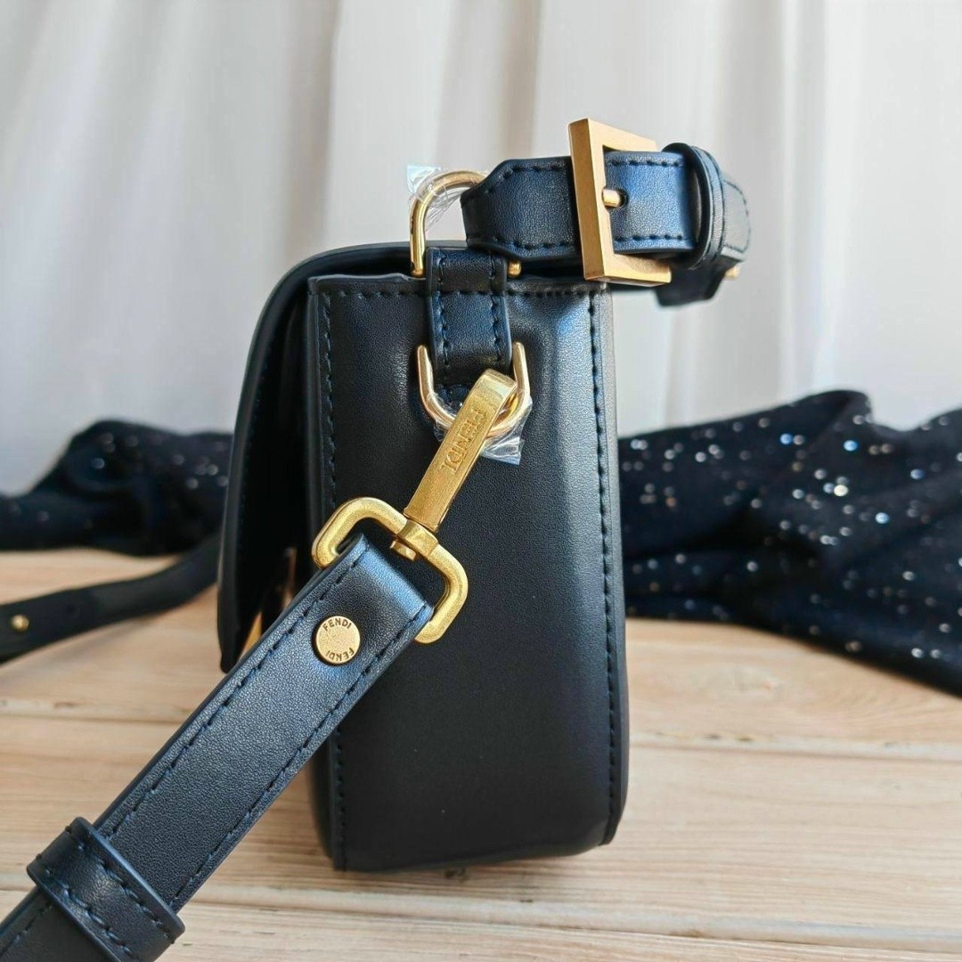 fendi черная кожаная сумка через плечо,сумка fendi baguette mini,fendi черная кожаная сумка через плечо baguette для женщин,fendi baguette black leather bag,fendi baguette black nappa leather bag