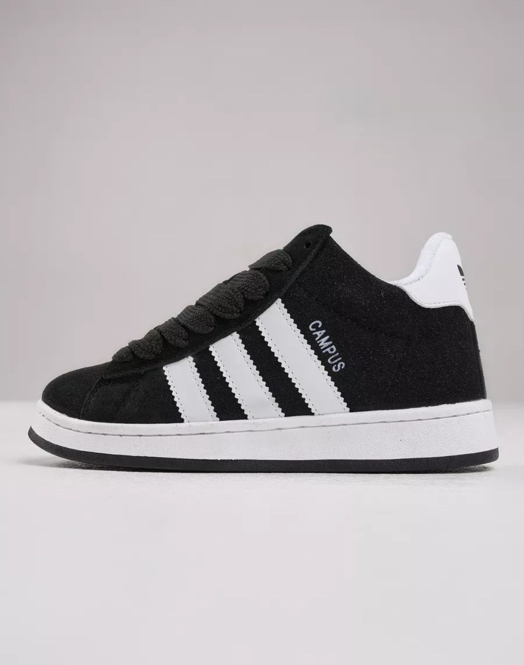 серо-черные кроссовки campus 00-х adidas originals,низкие замшевые кроссовки campus 00s с фирменными полосками adidas, черный,кроссовки adidas campus 00s 'charcoal black',кроссовки adidas campus,