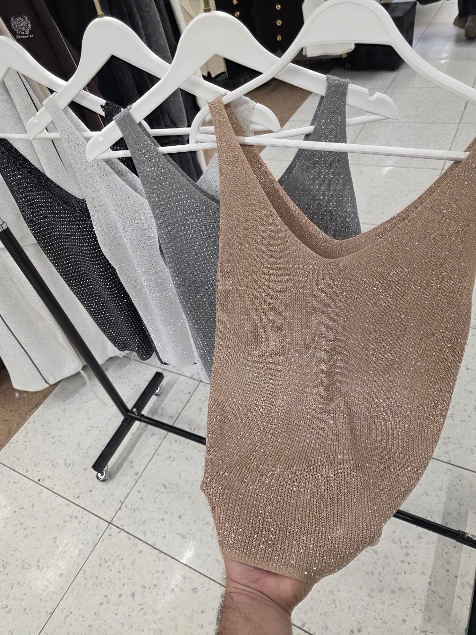 топ блестящий майка со стразами,майка люрекс,топ с люрексом,топ fitinguru вечерний со стразами серый,женская майка