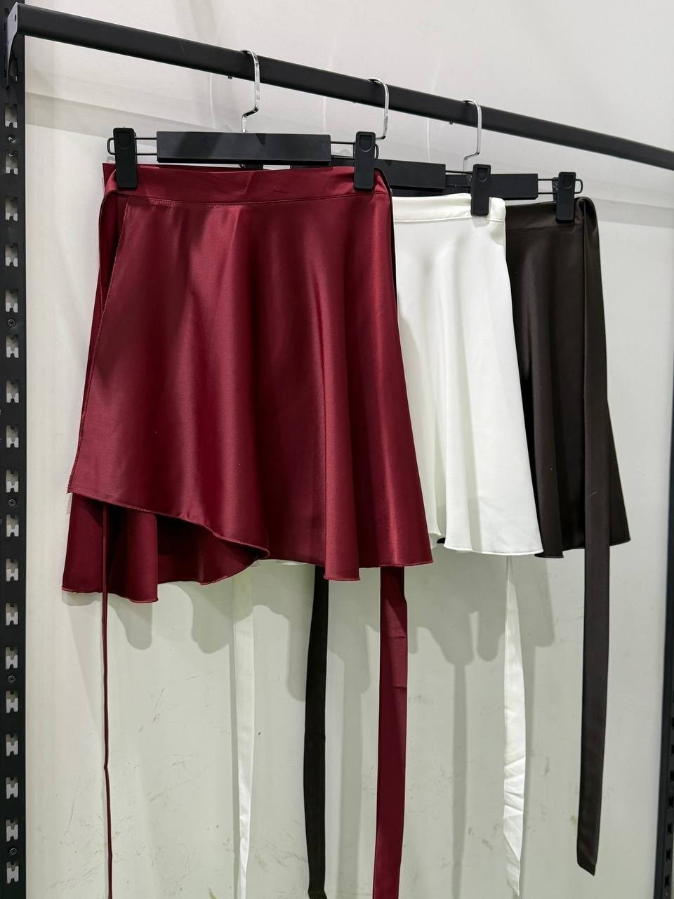 атласная юбка,юбка женская атласная,атласная юбка с высоким,юбка женская атласная средней длины,бордовая юбка