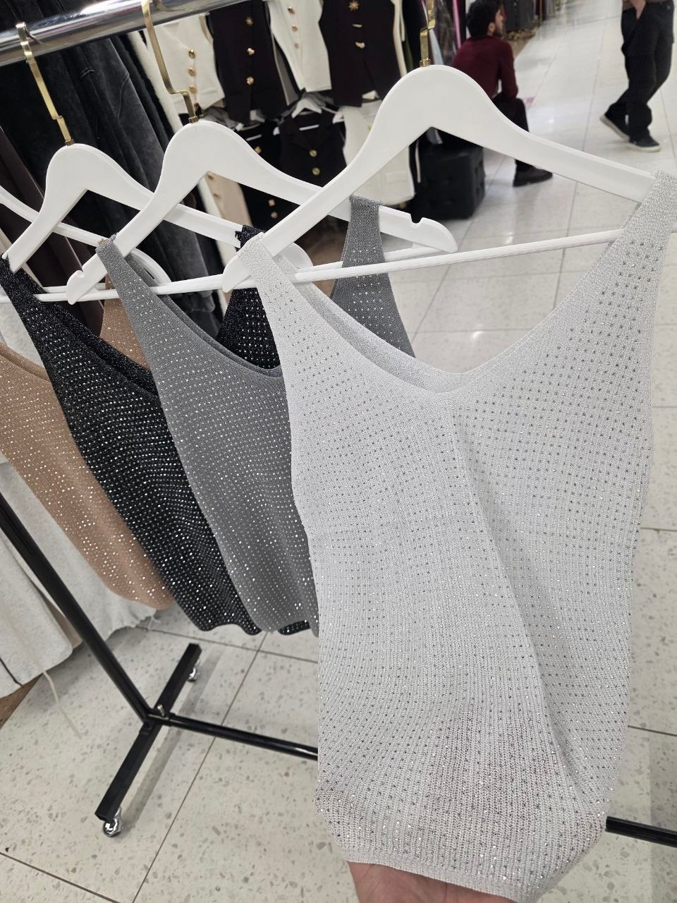 топ блестящий майка со стразами,майка люрекс,топ с люрексом,топ fitinguru вечерний со стразами серый,женская майка