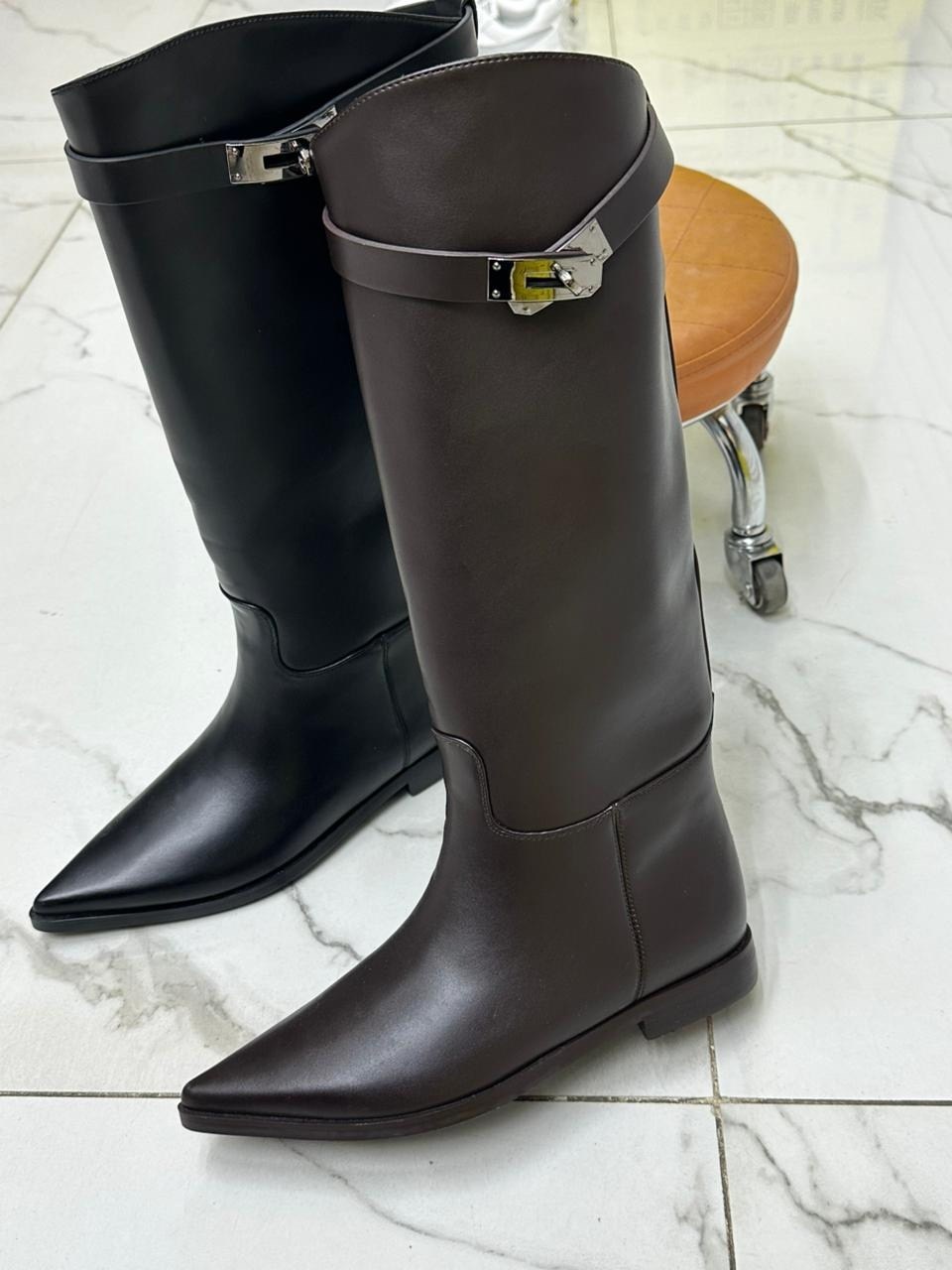 женские сапоги hermes,hermes сапоги,модные сапоги хермес,сапоги hermes из натуральной кожи черного цвета с пряжкой,сапоги