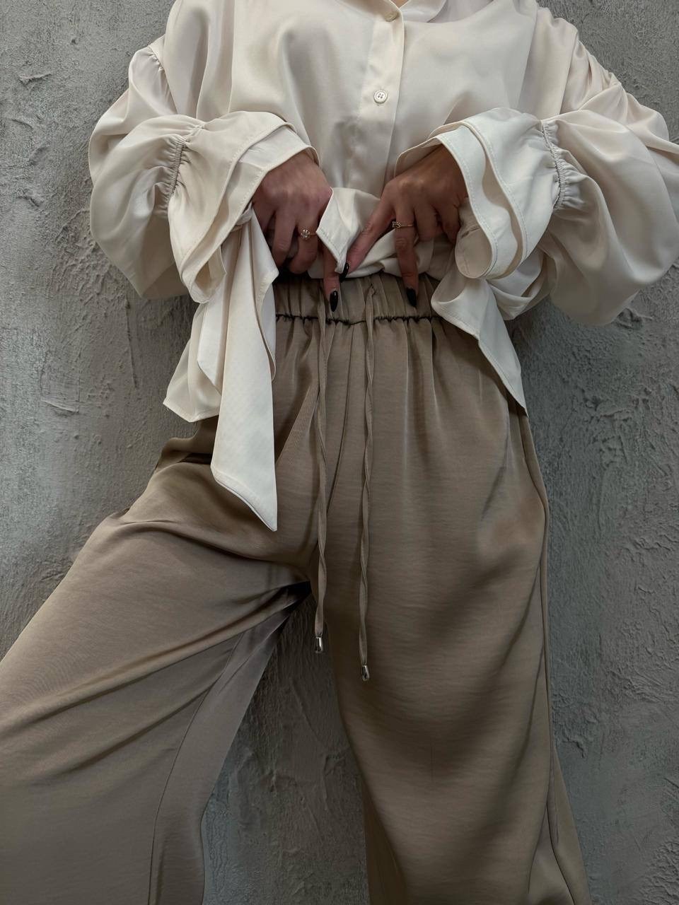 костюм повседневный,шелковый брючный костюм бежевый,костюм брючный классический с поясом emberens цвет молочный,костюм женский,костюм в пижамном стиле
