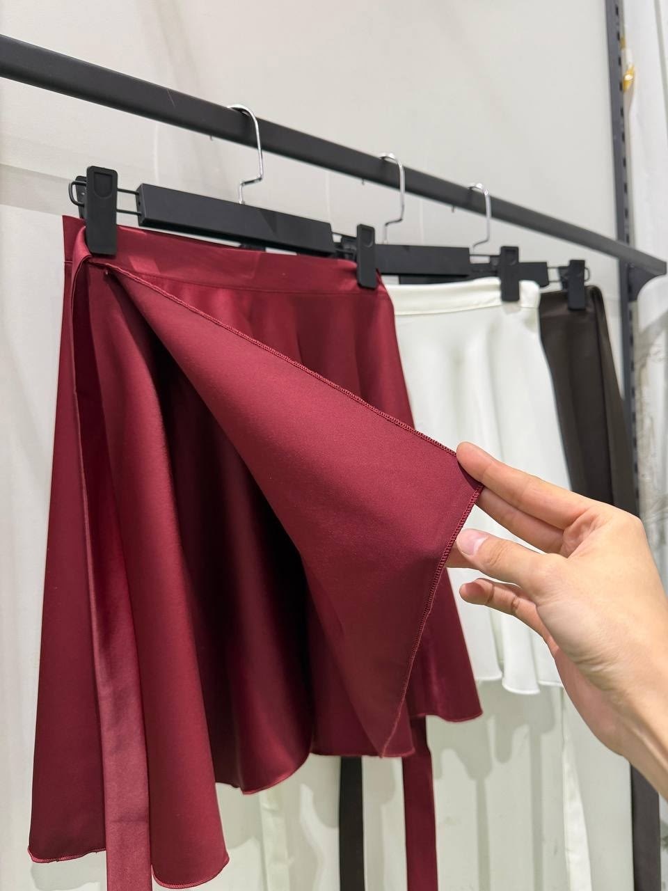атласная юбка,юбка женская атласная,атласная юбка с высоким,юбка женская атласная средней длины,бордовая юбка