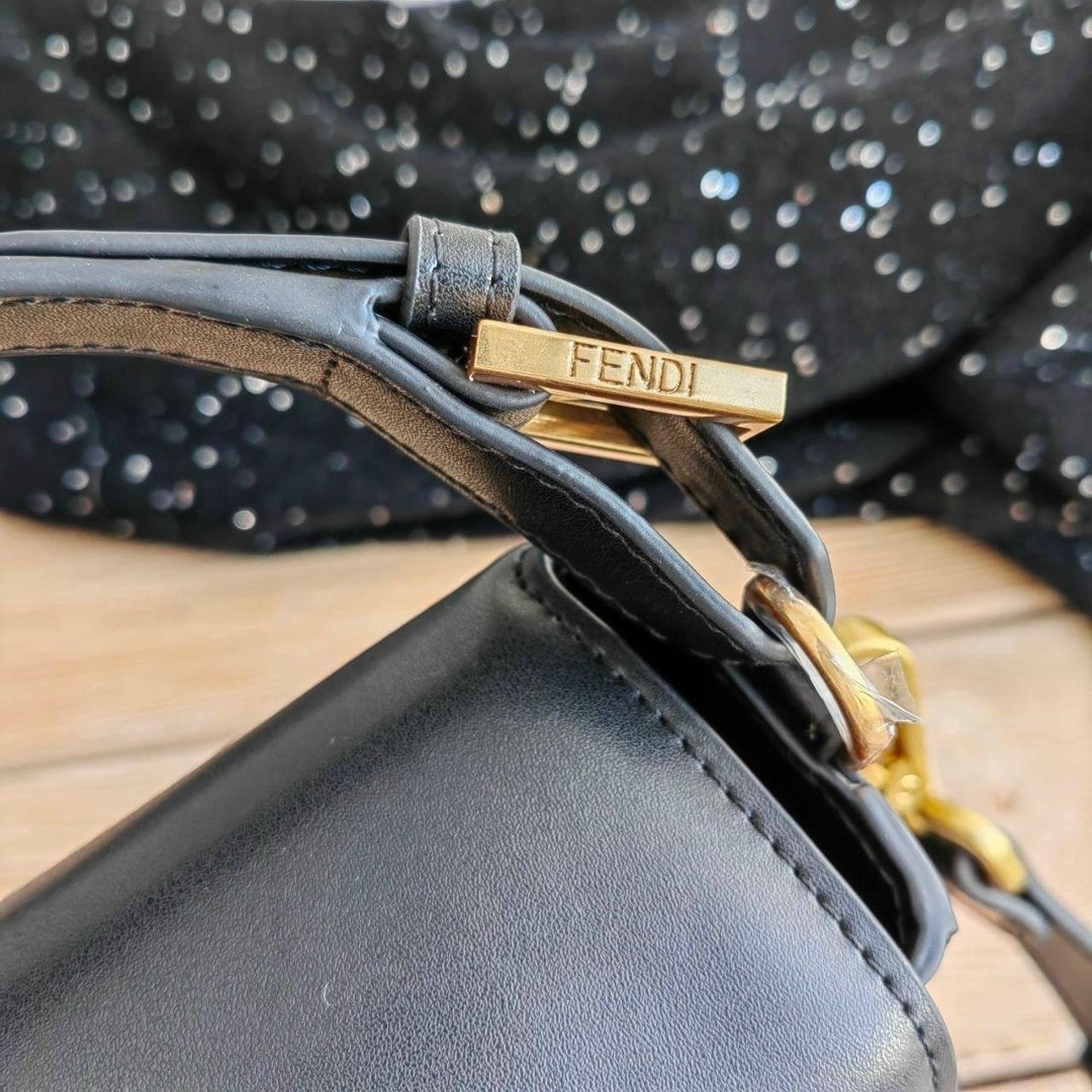 fendi черная кожаная сумка через плечо,сумка fendi baguette mini,fendi черная кожаная сумка через плечо baguette для женщин,fendi baguette black leather bag,fendi baguette black nappa leather bag