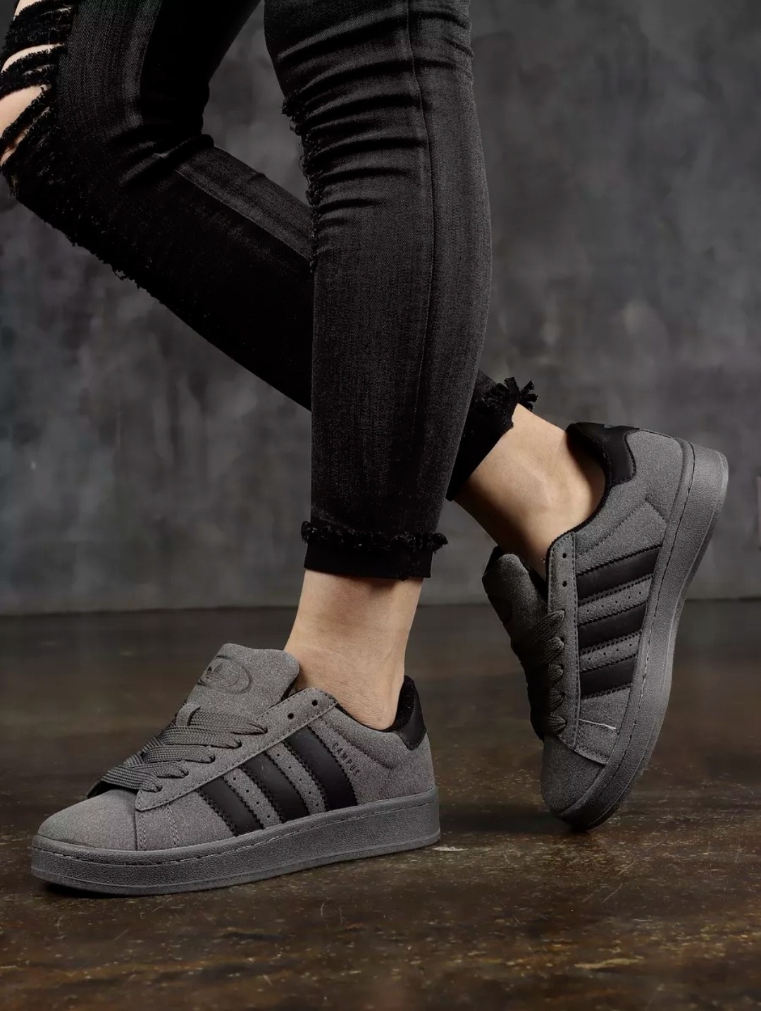 серо-черные кроссовки campus 00-х adidas originals,низкие замшевые кроссовки campus 00s с фирменными полосками adidas, черный,кроссовки adidas campus 00s 'charcoal black',кроссовки adidas campus,