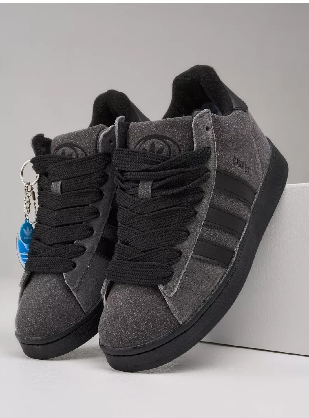 серо-черные кроссовки campus 00-х adidas originals,низкие замшевые кроссовки campus 00s с фирменными полосками adidas, черный,кроссовки adidas campus 00s 'charcoal black',кроссовки adidas campus,