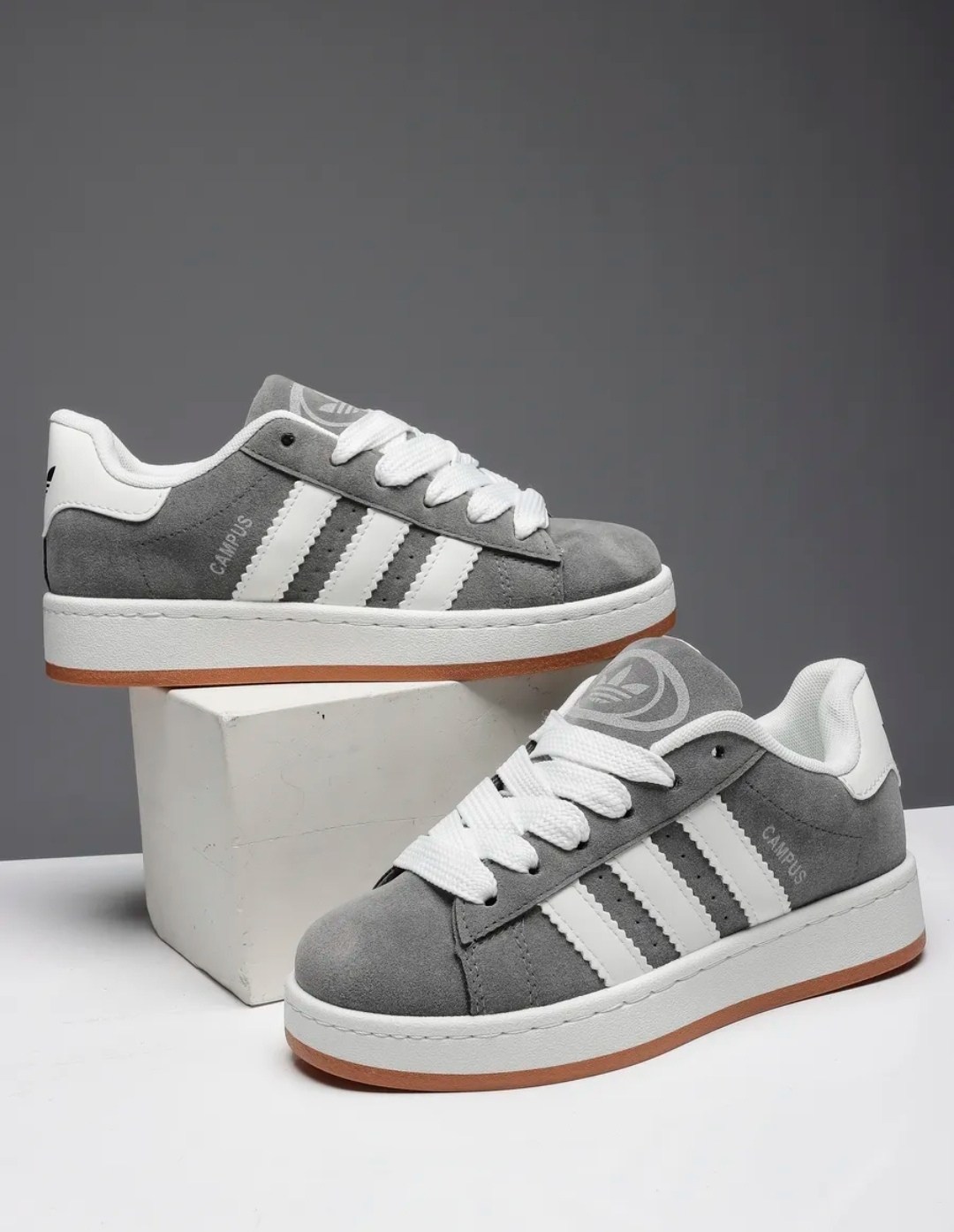 серо-черные кроссовки campus 00-х adidas originals,низкие замшевые кроссовки campus 00s с фирменными полосками adidas, черный,кроссовки adidas campus 00s 'charcoal black',кроссовки adidas campus,