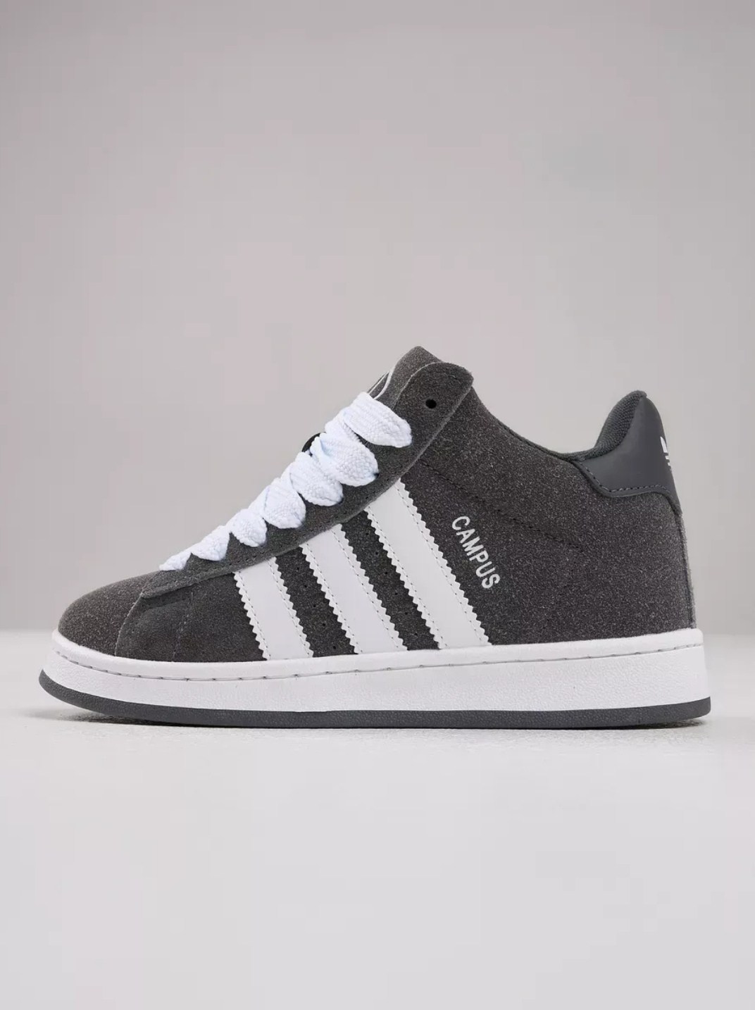 серо-черные кроссовки campus 00-х adidas originals,низкие замшевые кроссовки campus 00s с фирменными полосками adidas, черный,кроссовки adidas campus 00s 'charcoal black',кроссовки adidas campus,