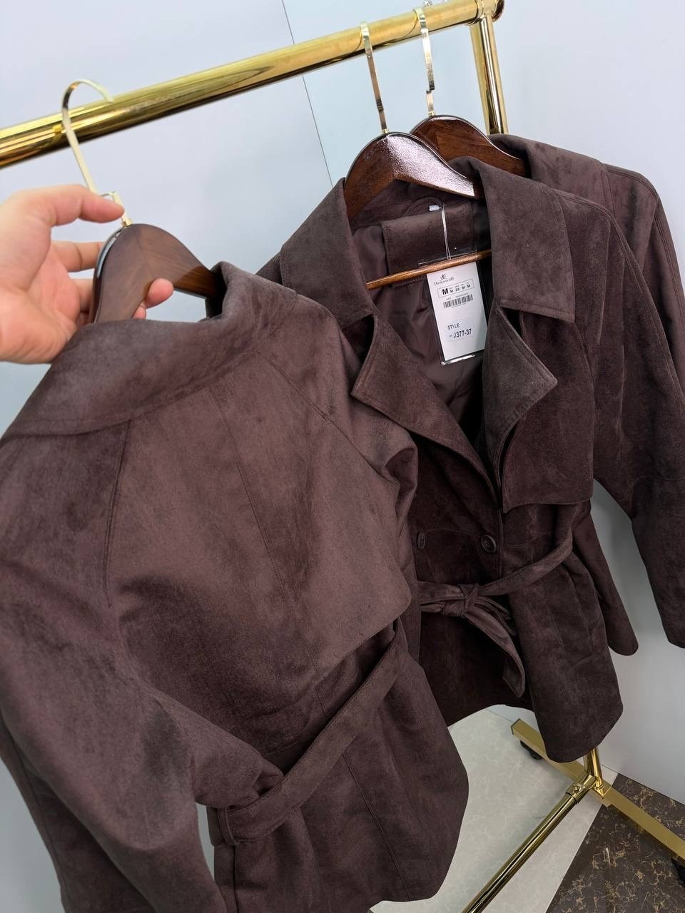 женский замшевый тренч the row коричневый,замшевый плащ,стильное пальто,замшевый тренч,классическая коричневая замшевая женская куртка с поясом