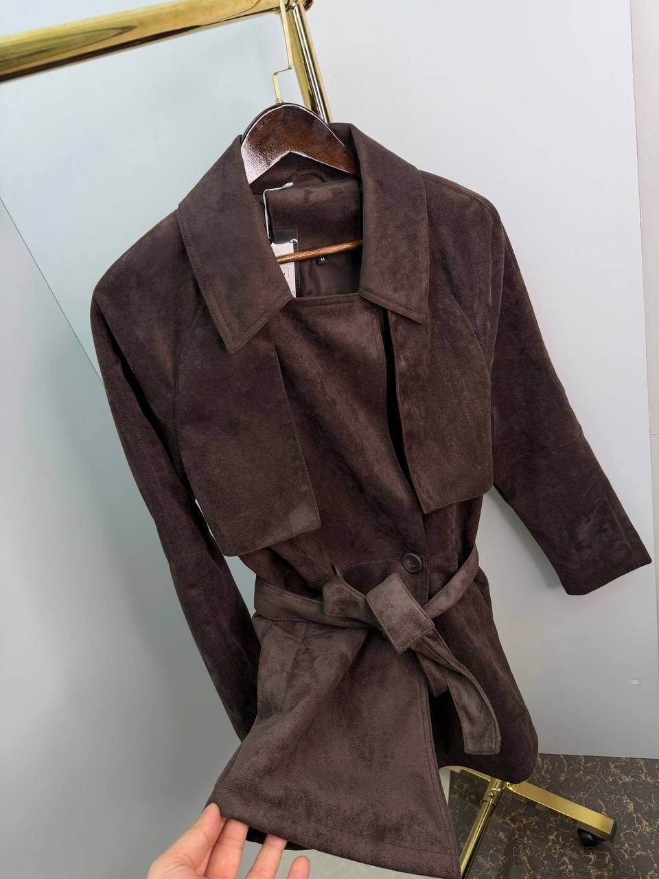 женский замшевый тренч the row коричневый,замшевый плащ,стильное пальто,замшевый тренч,классическая коричневая замшевая женская куртка с поясом