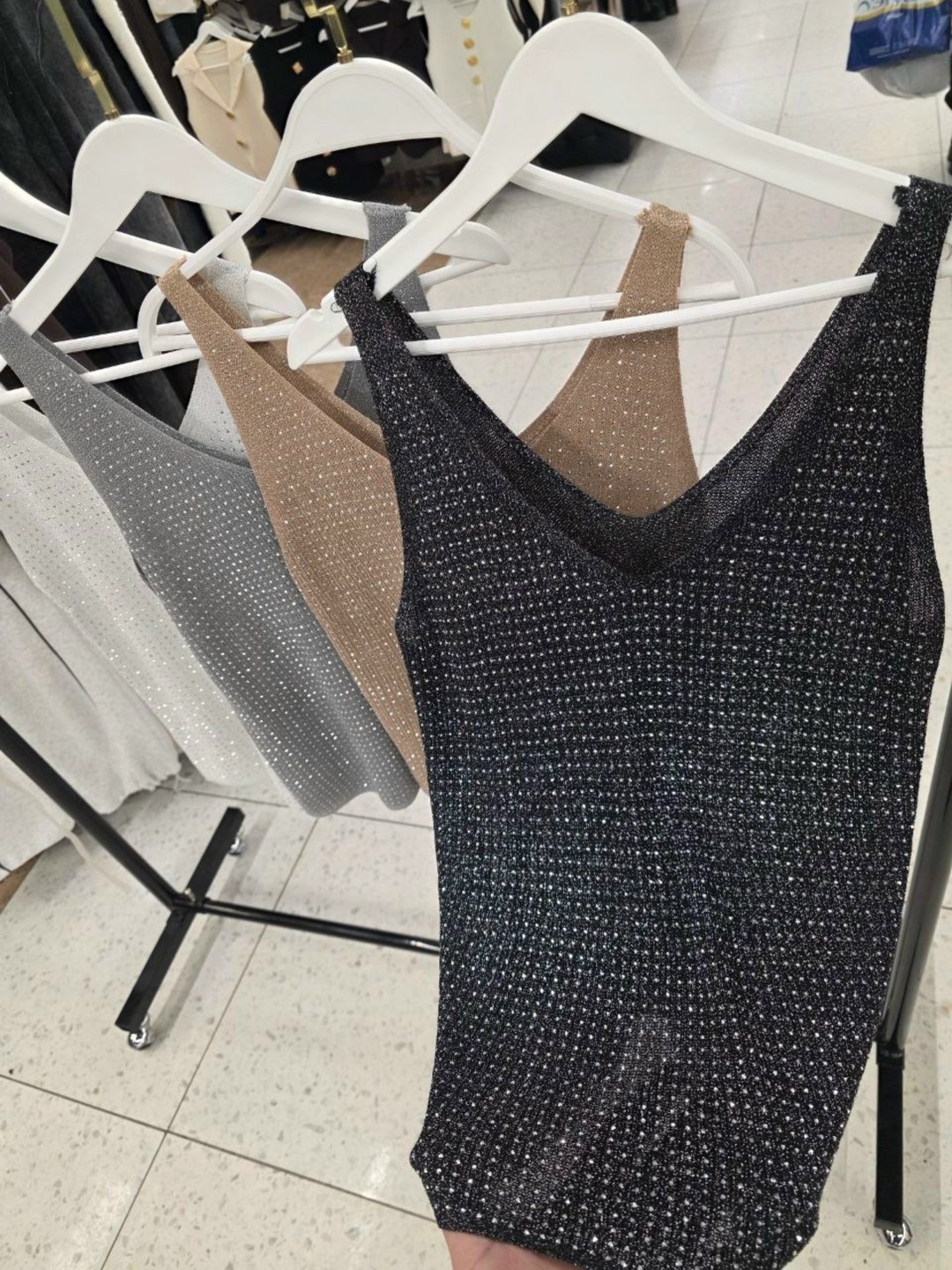 майка люрекс,топ fitinguru вечерний со стразами серый,топ с люрексом,майка со стразами,женская майка