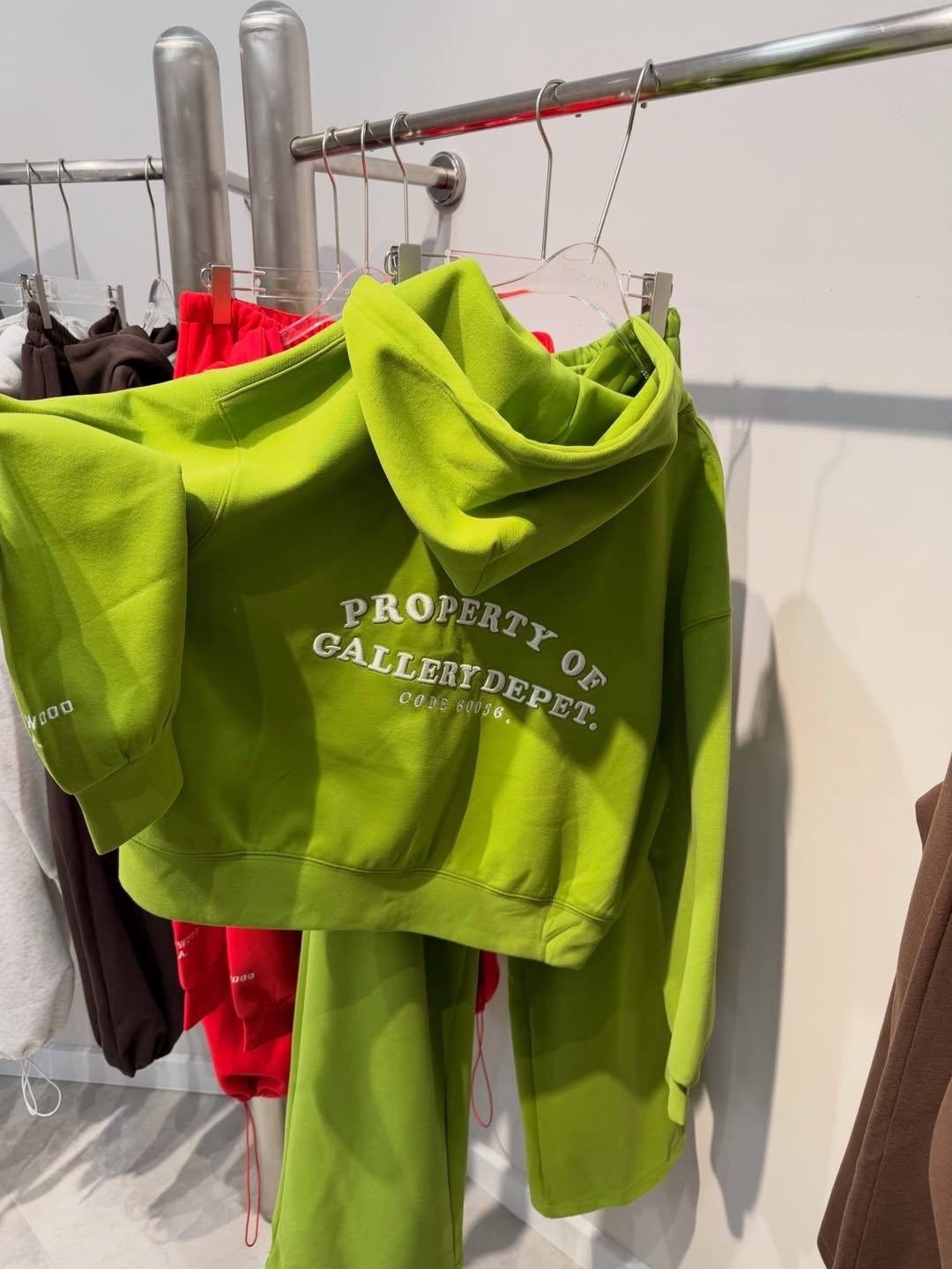 спортивные костюмы с широкими штанами,костюм для тренировки,женский костюм,спортивный костюм,модные наряды