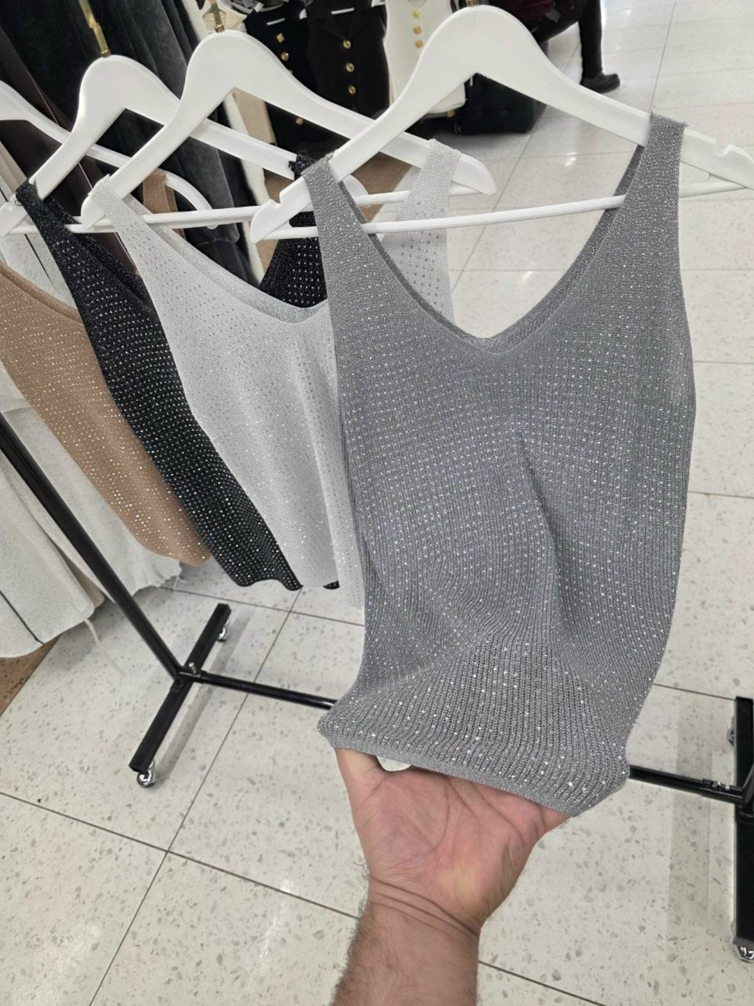 майка люрекс,топ fitinguru вечерний со стразами серый,топ с люрексом,майка со стразами,женская майка