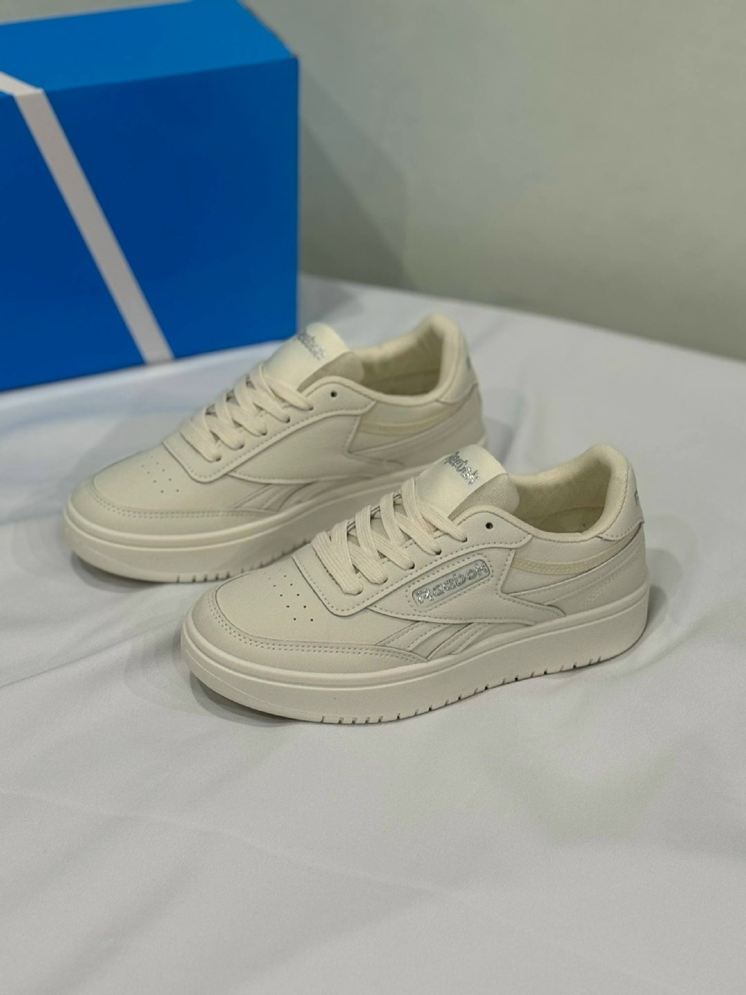 кроссовки reebok club c 85,reebok низкие кроссовки 'club c 85' в бежевый,кроссовки reebok,женские кроссовки reebok club c 85 v1 с классическим дизайном и прочной подошвой,кроссовки reebok club c