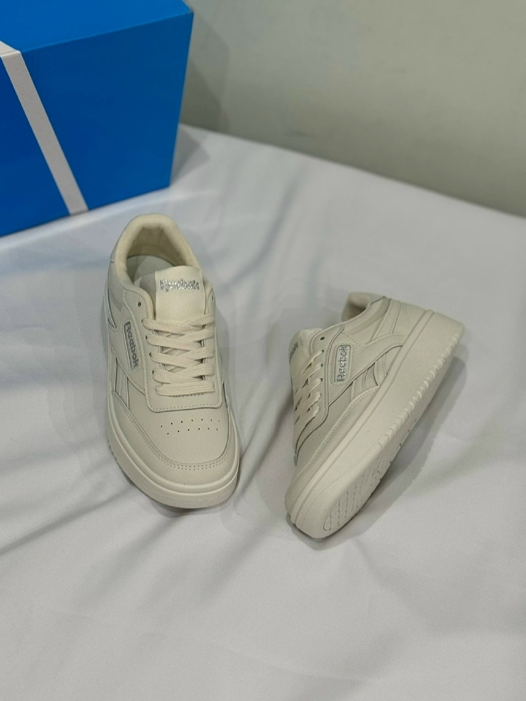 кроссовки reebok club c 85,reebok низкие кроссовки 'club c 85' в бежевый,кроссовки reebok,женские кроссовки reebok club c 85 v1 с классическим дизайном и прочной подошвой,кроссовки reebok club c