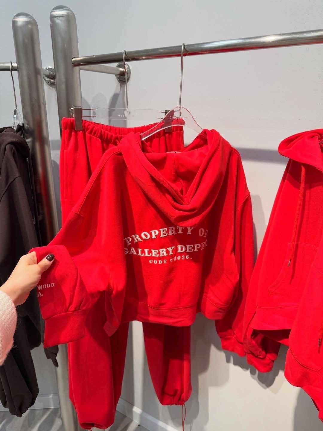 спортивные костюмы с широкими штанами,костюм для тренировки,женский костюм,спортивный костюм,модные наряды