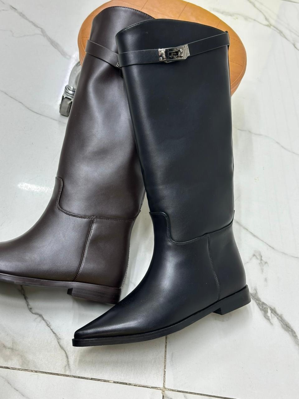 женские сапоги hermes,hermes сапоги,модные сапоги хермес,сапоги hermes из натуральной кожи черного цвета с пряжкой,сапоги