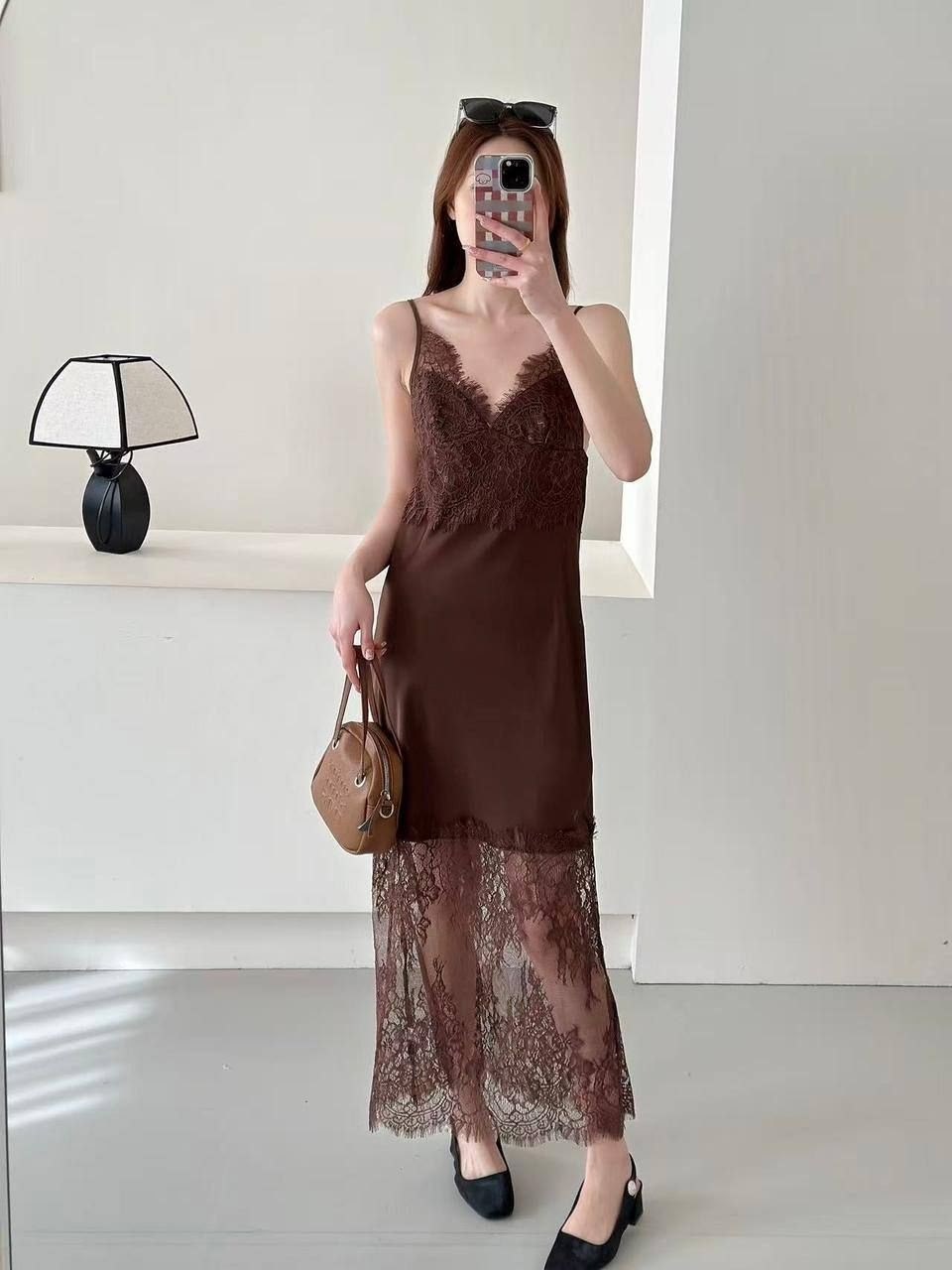 платье-комбинация миди с кружевом черного цвета,платье-комбинация миди с кружевом черного цвета xx,элегантное черное платье-комбинация из шелка с кружевом,платье комбинация с кружевом,атласное платье-