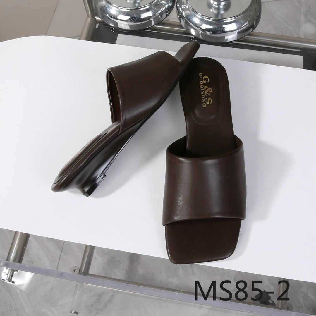 шлепанцы женские,тапочки на плоской подошве,модные тапочки,модные босоножки,модные шлепанцы