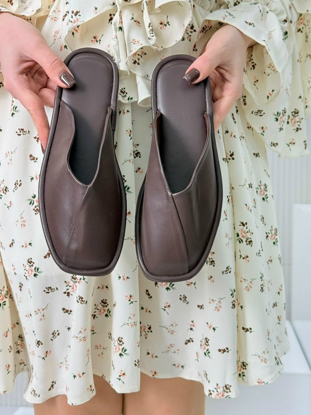 ,кожаные тапки,кожаные шлепки,женские шлепанцы,тапочки модные