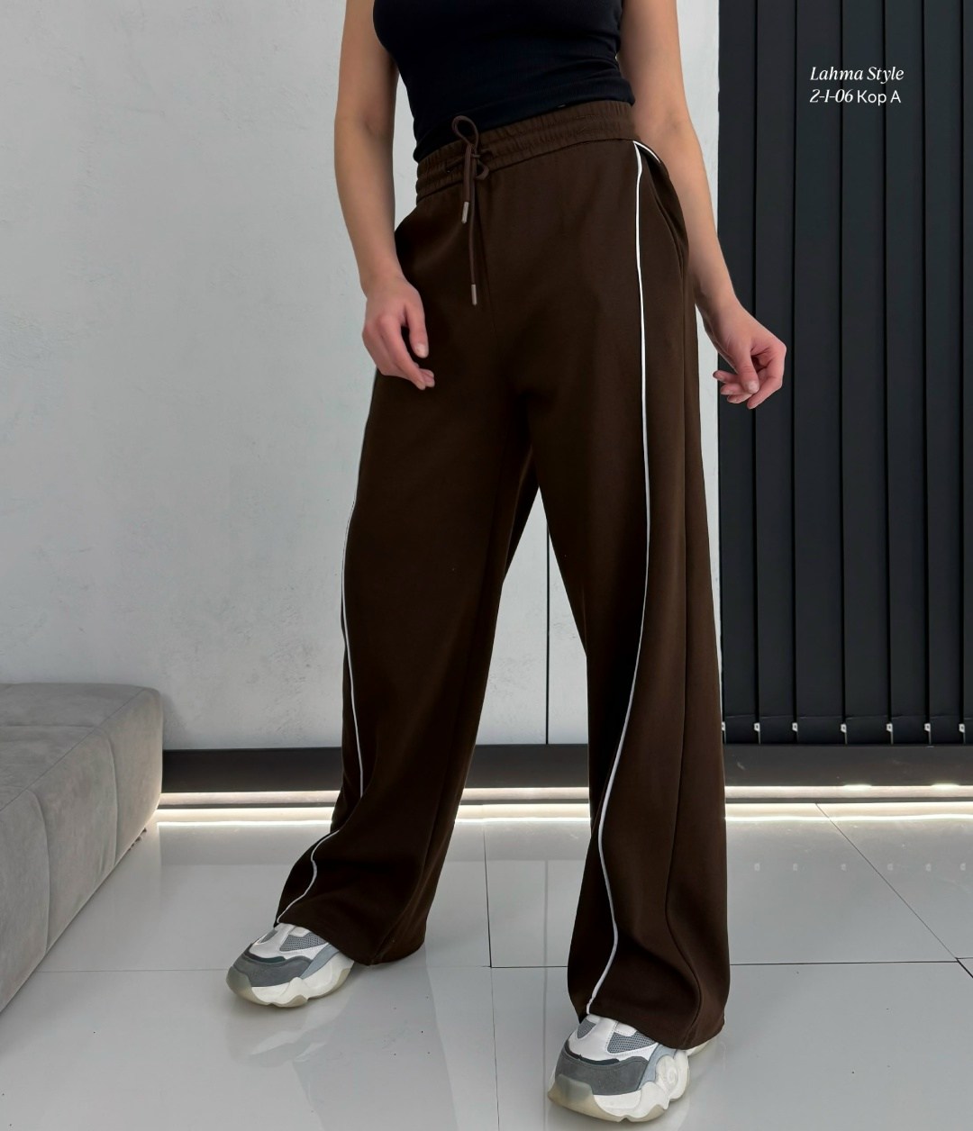 спортивные брюки,брюки широкие,брюки с широкими штанинами,спортивные женские брюки с полосками по бокам,спортивные штаны