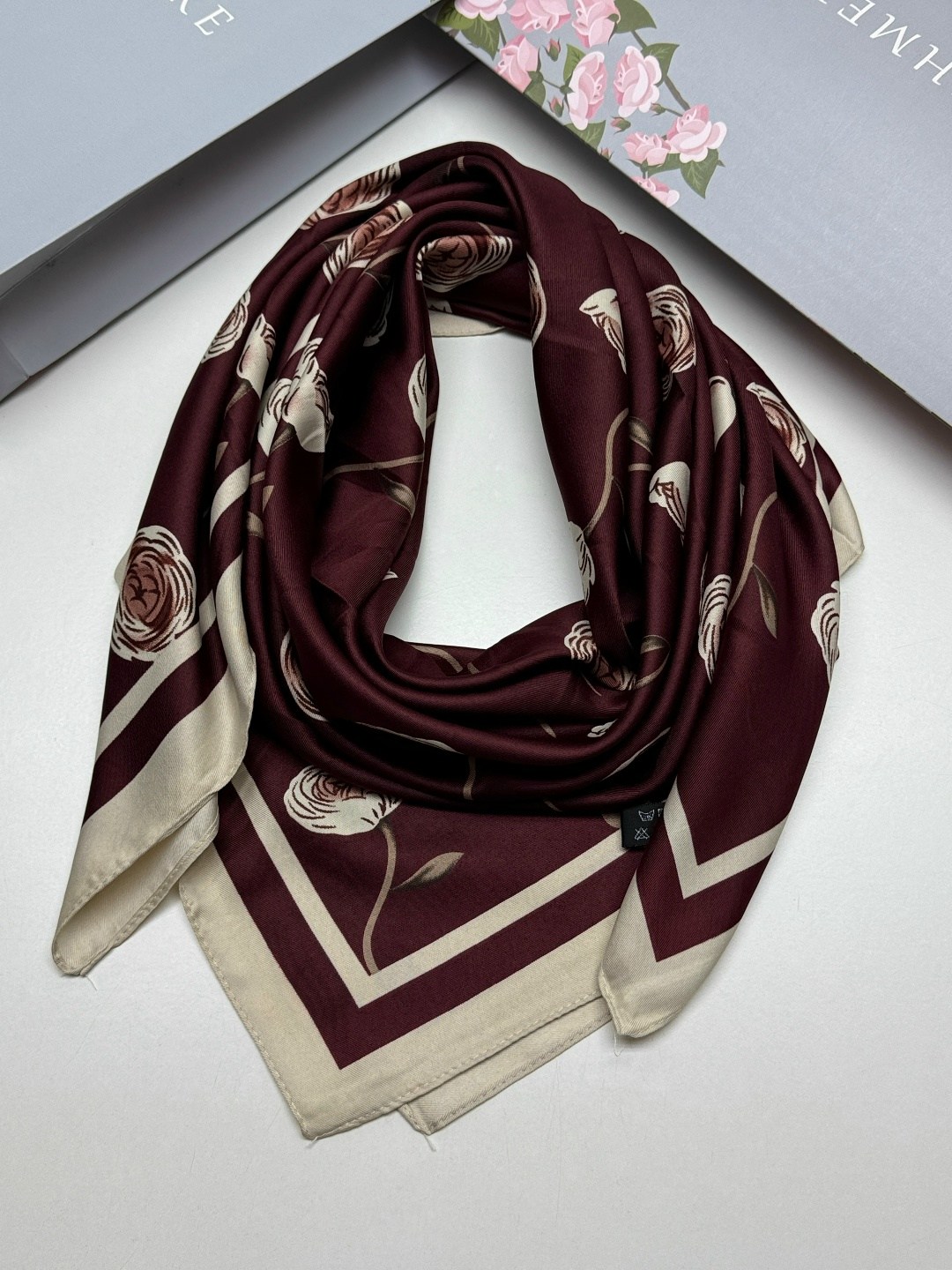 платок шелковый,платок женский шелковый,платки шелковые брендовые на голове,брендовый платок,платки женские