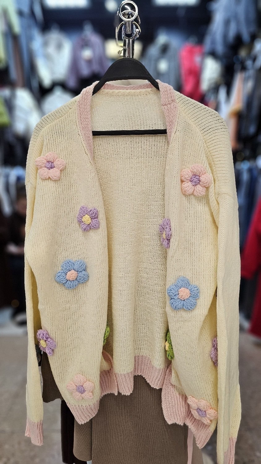 вязаный кардиган,вязаный кардиган с объемными цветами,кардиган вязанный,кофта кардиган,кардиган с цветочками
