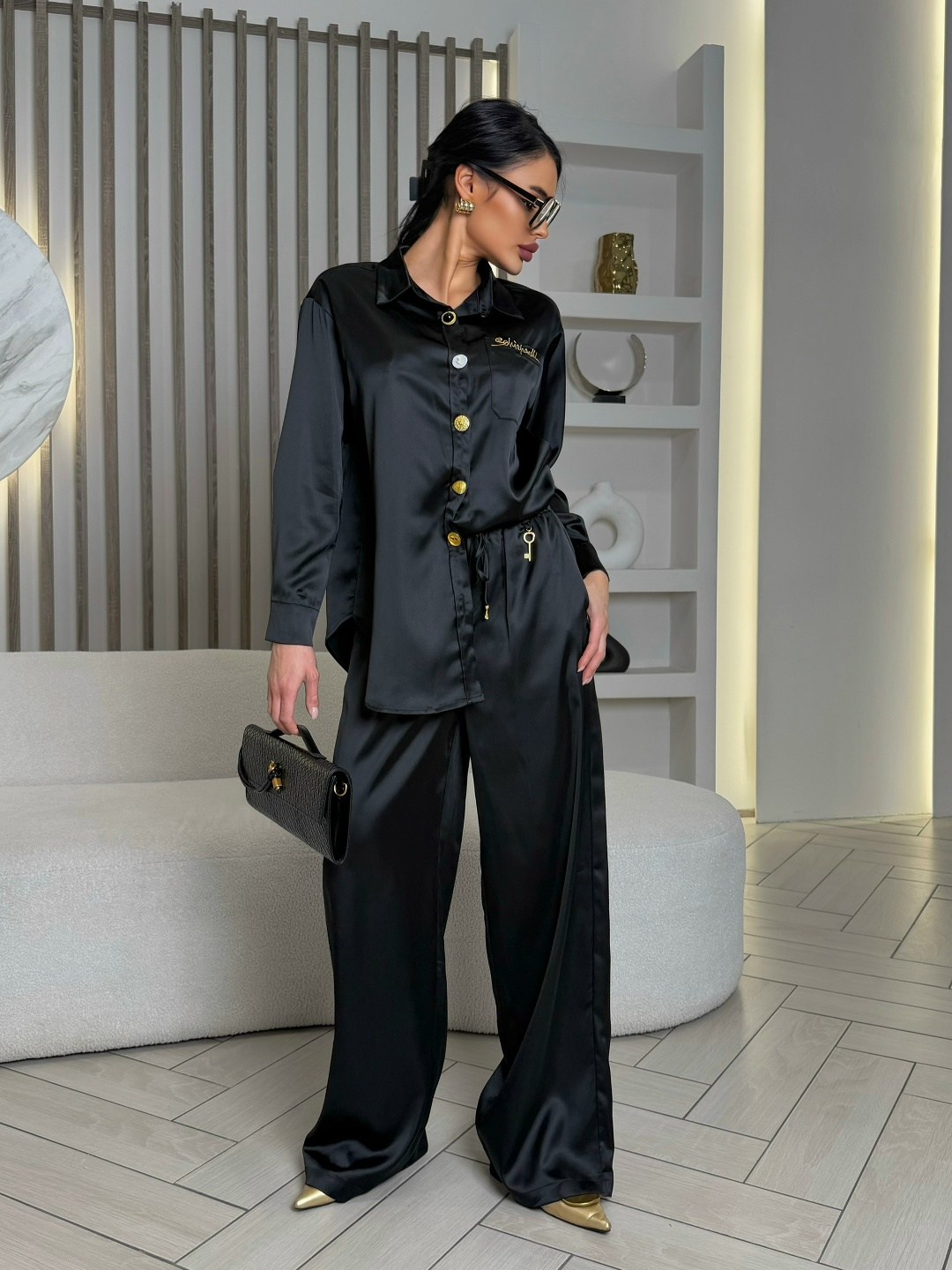черный шелковый костюм в пижамном стиле,шелковый брючный костюм,брючный костюм,шелковый костюм,костюм с брюками