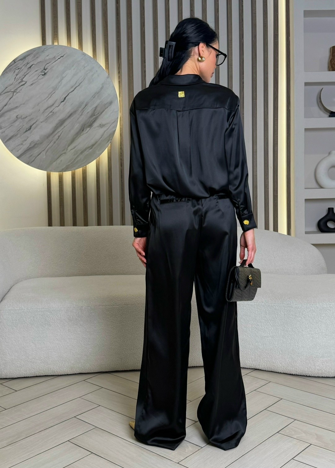 черный шелковый костюм в пижамном стиле,шелковый брючный костюм,брючный костюм,шелковый костюм,костюм с брюками