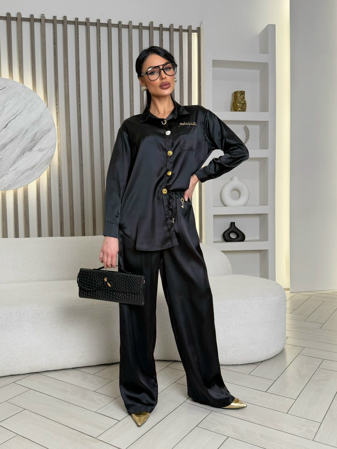 черный шелковый костюм в пижамном стиле,шелковый брючный костюм,брючный костюм,шелковый костюм,костюм с брюками