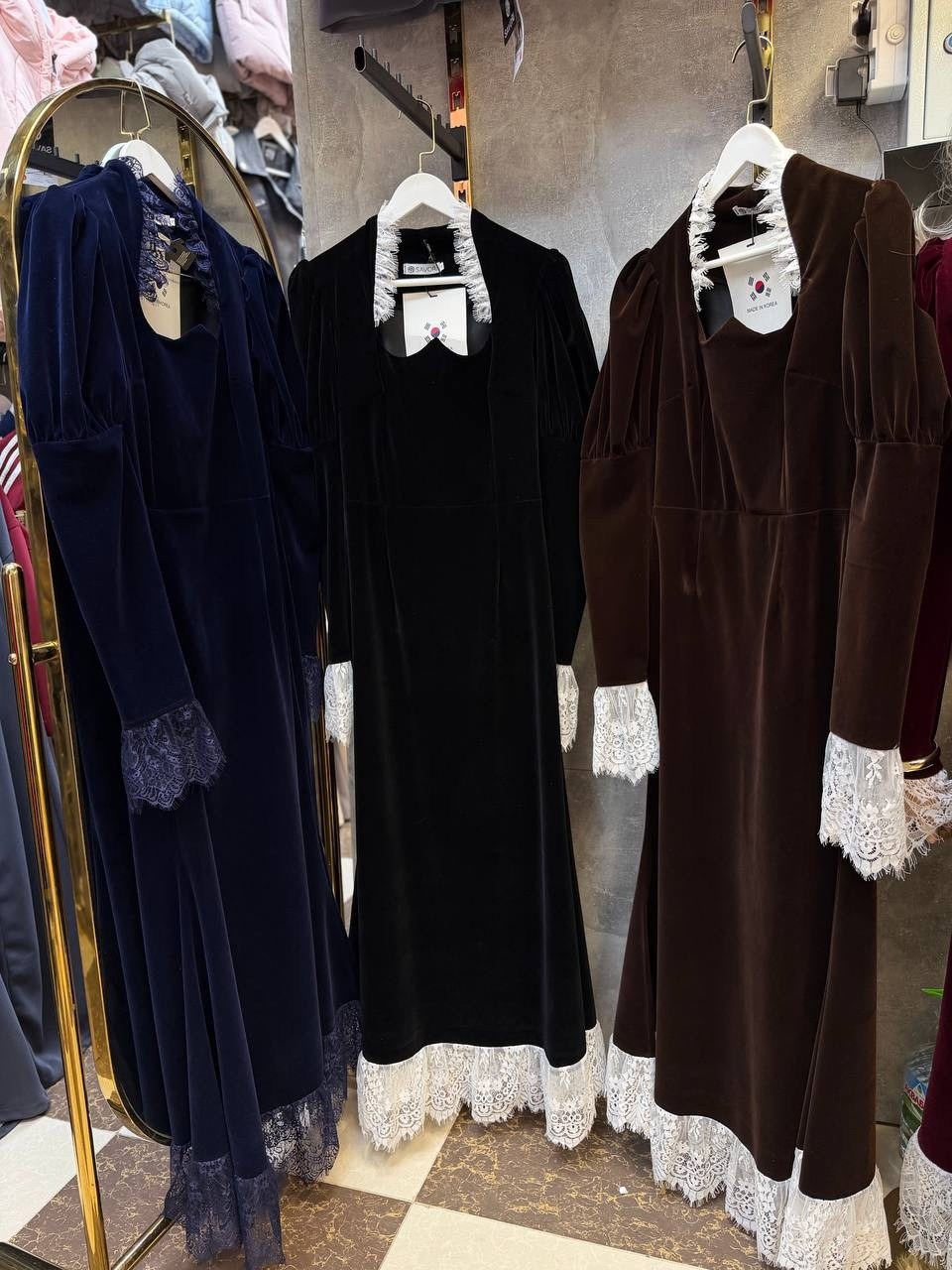 черное велюровое вечернее платье с длинными рукавами,стильные наряды,вечернее платье,элегантное длинное платье,женщина