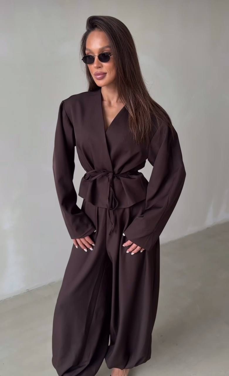 атласный брючный костюм,женский костюм,костюм брючный,брючный костюм женский,костюм с брюками-алладинками коричневый