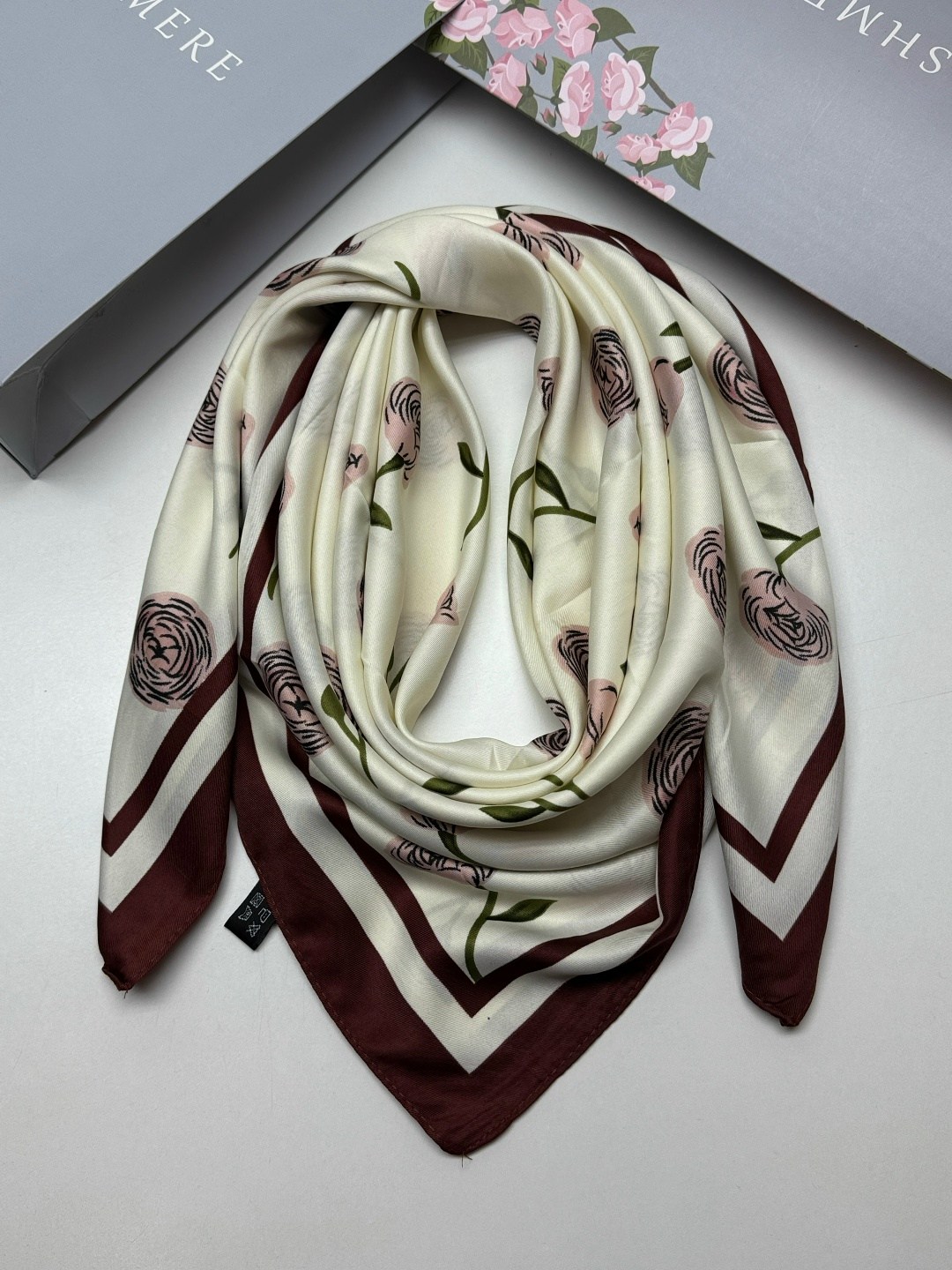 платок шелковый,платок женский шелковый,платки шелковые брендовые на голове,брендовый платок,платки женские