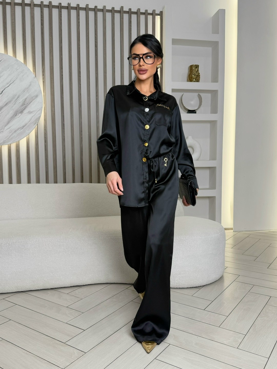 черный шелковый костюм в пижамном стиле,шелковый брючный костюм,брючный костюм,шелковый костюм,костюм с брюками