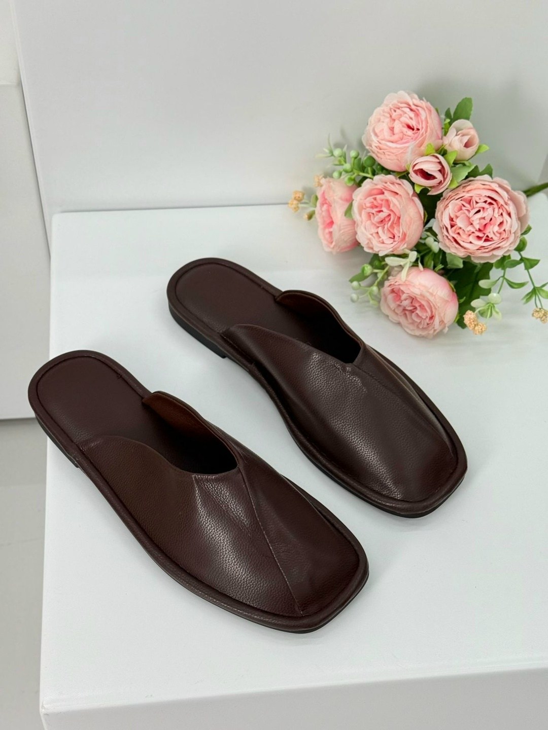 ,кожаные тапки,кожаные шлепки,женские шлепанцы,тапочки модные